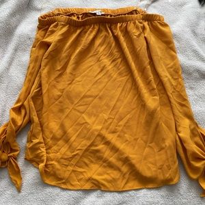 Off the shoulders top 🌹